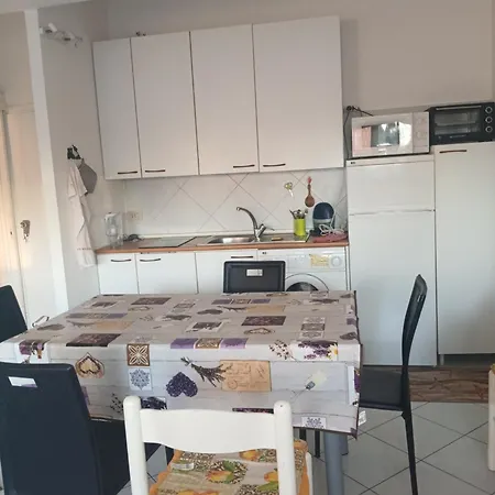 Cute One-bedroom With Direct Access To The Sea Apartment